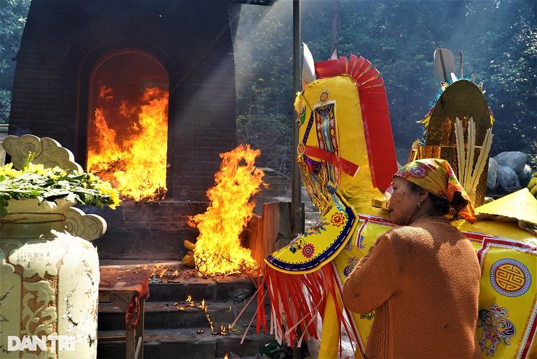 Đua nhau đốt ngựa khủng xin lộc tại ngôi đền nổi tiếng linh thiêng-7