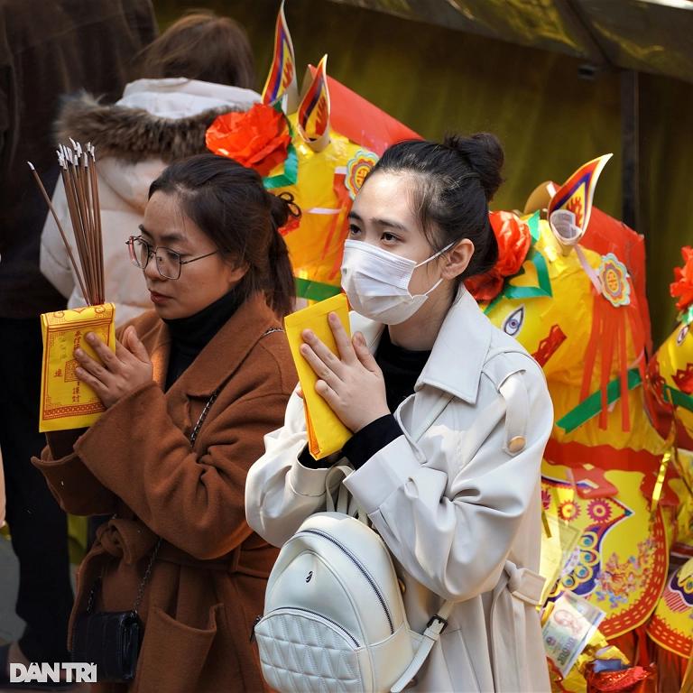 Đua nhau đốt ngựa khủng xin lộc tại ngôi đền nổi tiếng linh thiêng-9