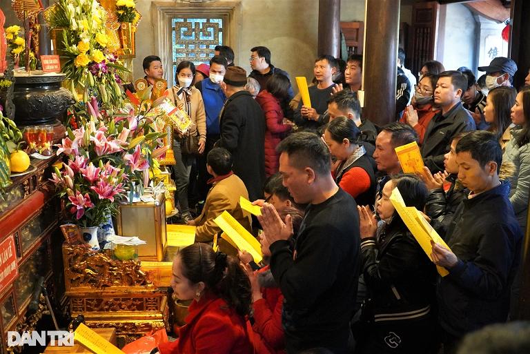 Đua nhau đốt ngựa khủng xin lộc tại ngôi đền nổi tiếng linh thiêng-10