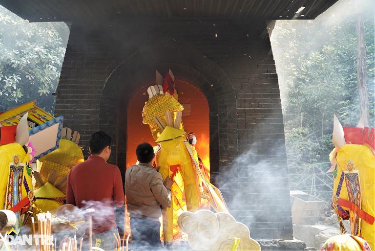 Đua nhau đốt ngựa khủng xin lộc tại ngôi đền nổi tiếng linh thiêng-8