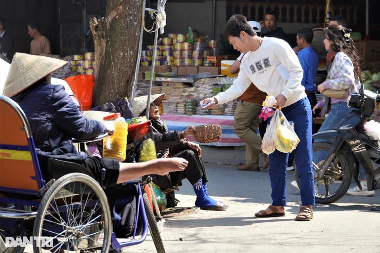 Đua nhau đốt ngựa khủng xin lộc tại ngôi đền nổi tiếng linh thiêng-14