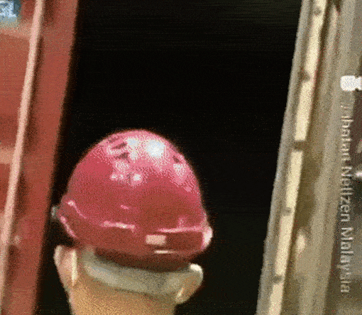 Chơi trốn tìm ở container, cậu bé bị nhốt 6 ngày, lưu lạc nước khác-2