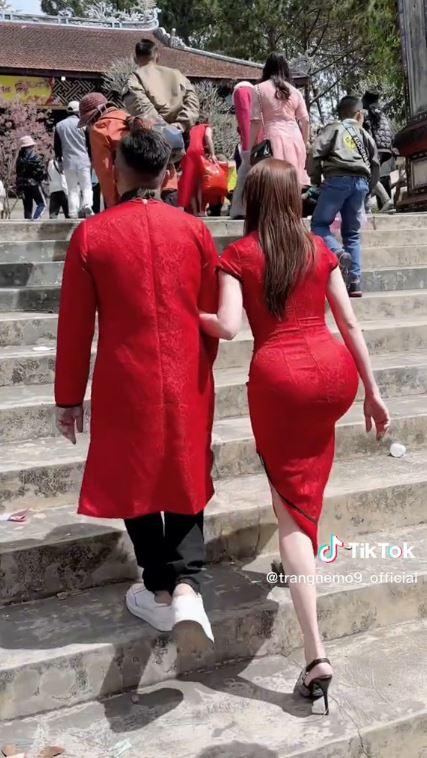 Trang Nemo gây tranh cãi vì mặc đồ bó, khoe vòng 3 khi đi chùa-2