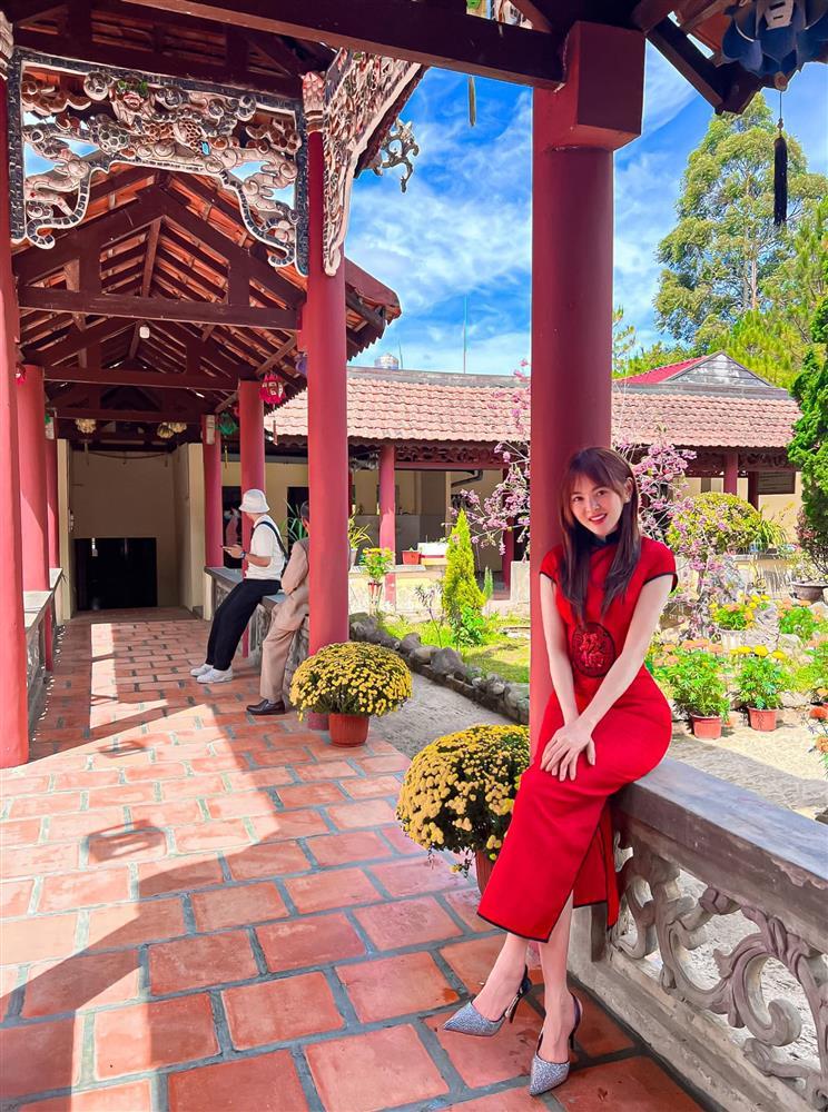 Trang Nemo gây tranh cãi vì mặc đồ bó, khoe vòng 3 khi đi chùa-5