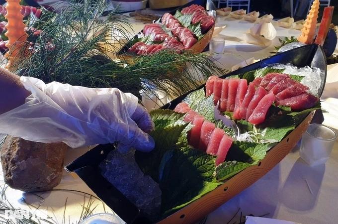 Món đèn pha đại dương quanh lửa hồng nhìn thì ghê, ăn lại mê-5