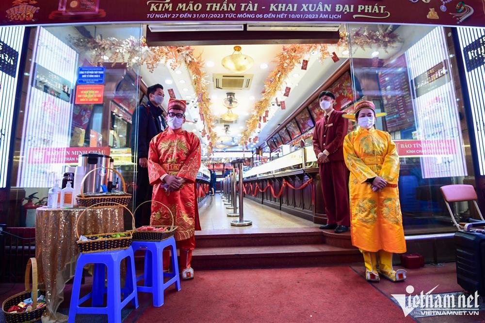 Xếp hàng từ 3h để mua vàng ngày vía Thần Tài ở Hà Nội-4