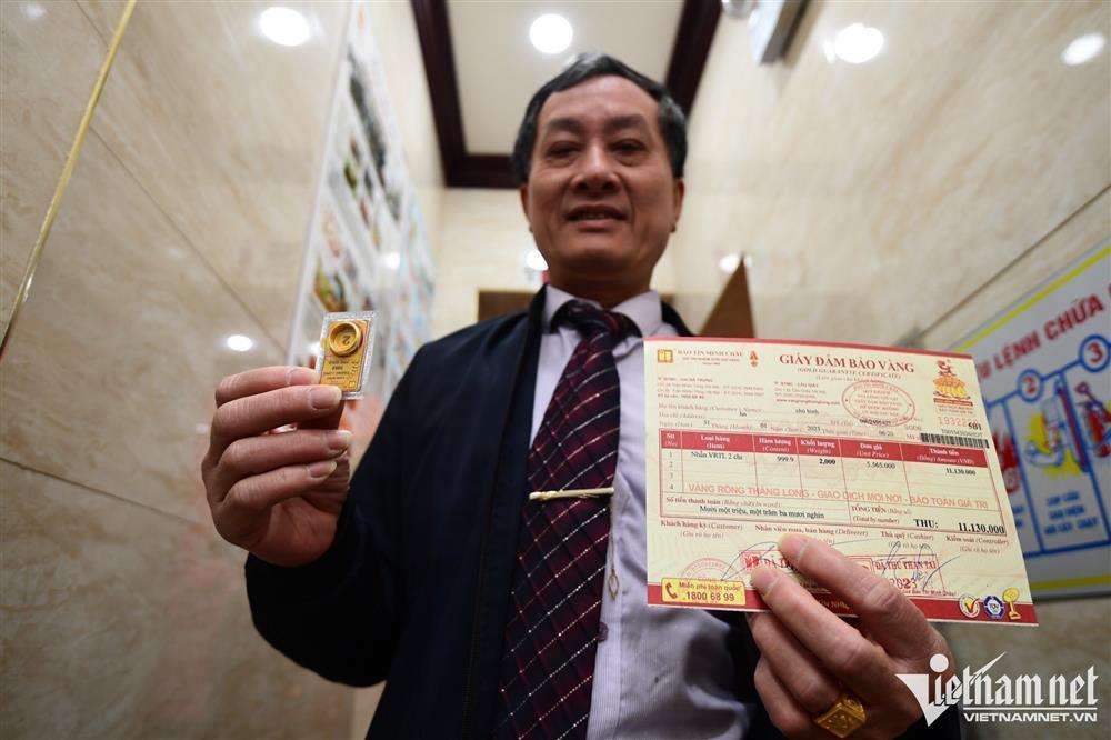 Xếp hàng từ 3h để mua vàng ngày vía Thần Tài ở Hà Nội-9