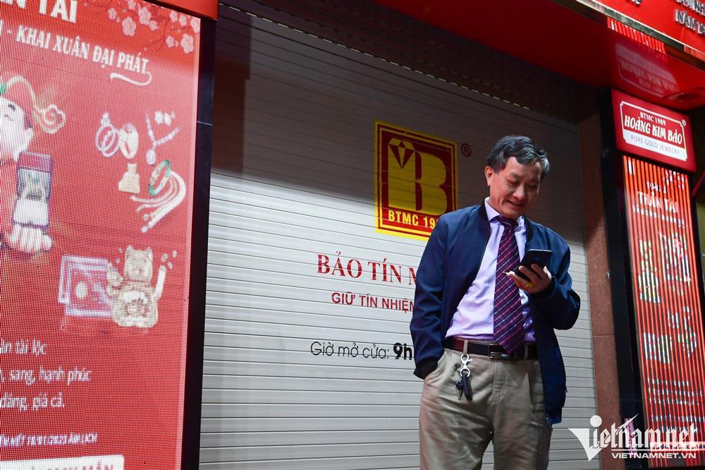 Xếp hàng từ 3h để mua vàng ngày vía Thần Tài ở Hà Nội-2