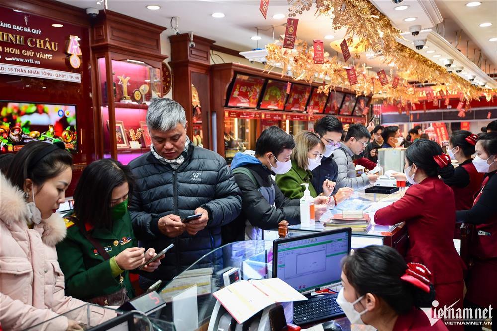 Xếp hàng từ 3h để mua vàng ngày vía Thần Tài ở Hà Nội-12
