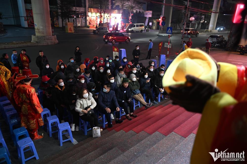 Xếp hàng từ 3h để mua vàng ngày vía Thần Tài ở Hà Nội-16