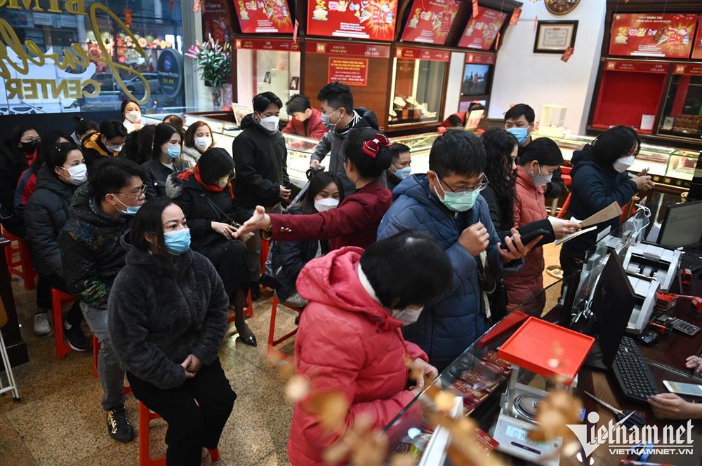 Xếp hàng từ 3h để mua vàng ngày vía Thần Tài ở Hà Nội-19
