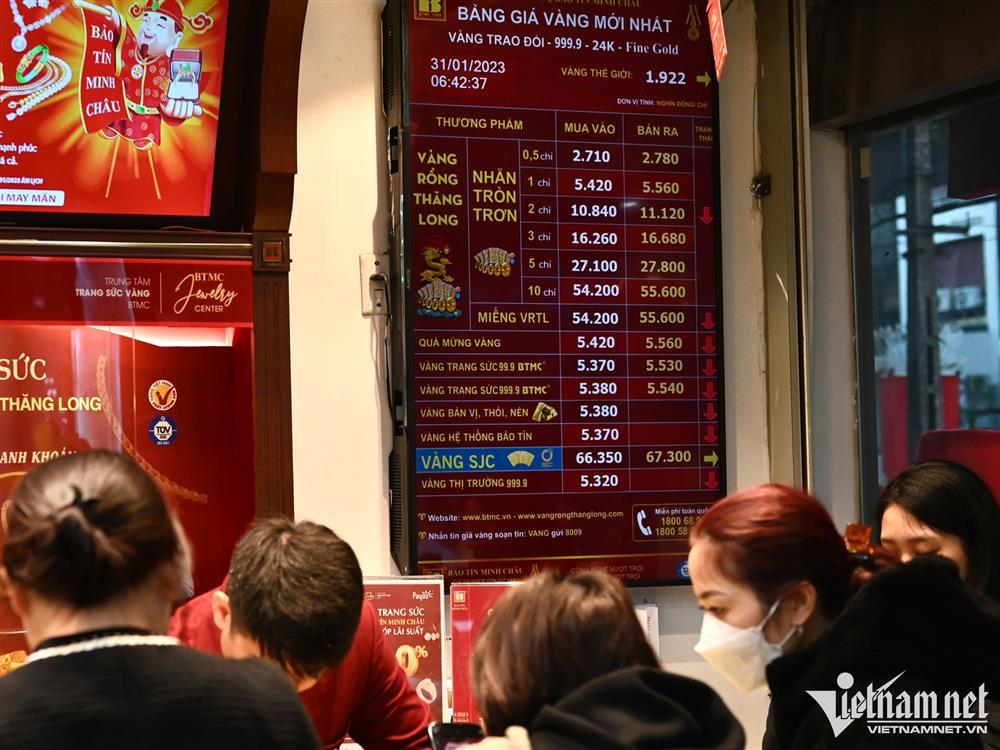 Xếp hàng từ 3h để mua vàng ngày vía Thần Tài ở Hà Nội-21