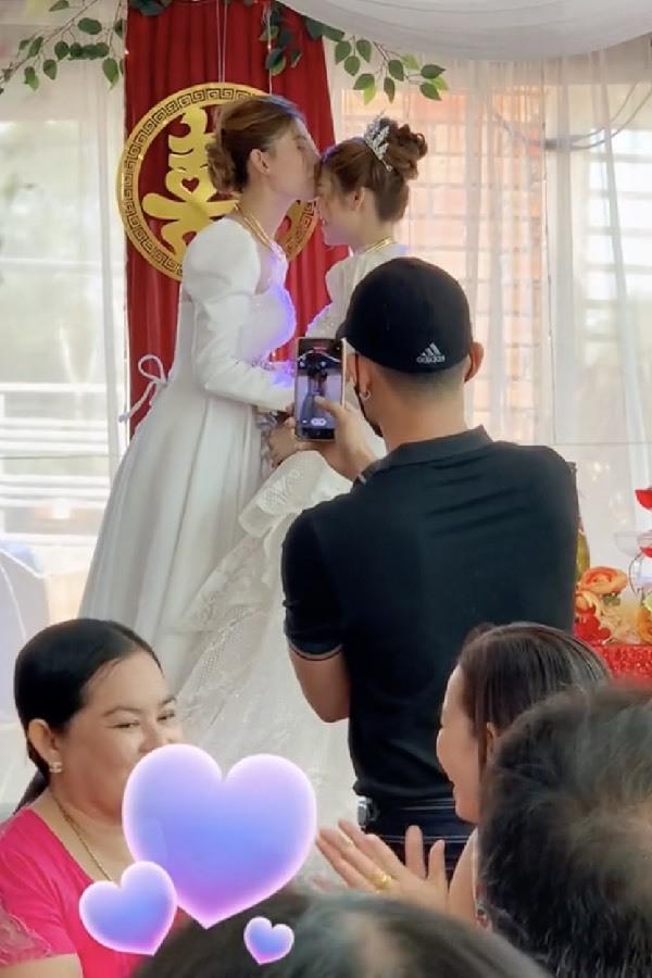 Cặp đồng tính nữ xinh đẹp tổ chức đám cưới gây sốt khắp MXH-5