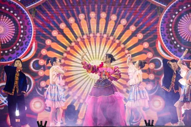 Mới đầu năm Hoàng Thùy Linh đã dính hạn hát live oét giọng-1