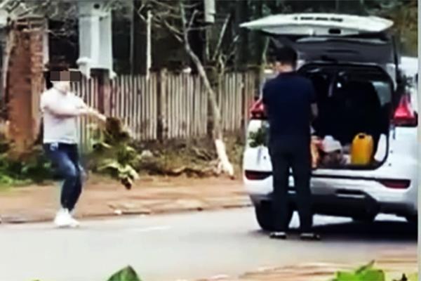 Clip: Phẫn nộ nữ du khách trộm hoa cẩm tú cầu ở Măng Đen-1