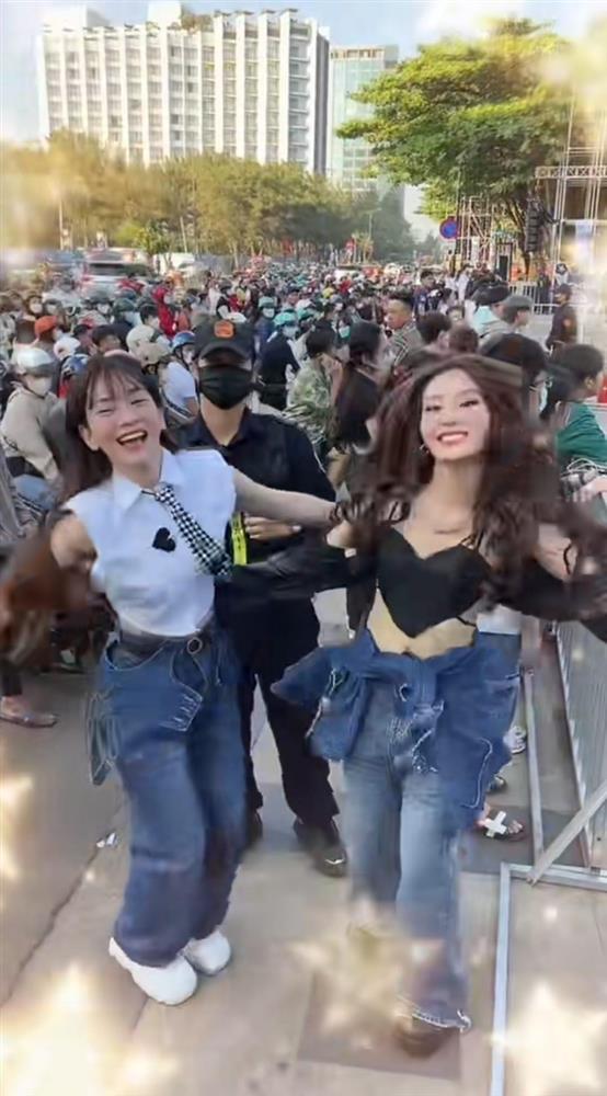 Hoa hậu Mai Phương bị chỉ trích với hình ảnh mặc quần tụt-4