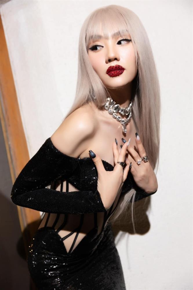 Hoa hậu Mai Phương bị chỉ trích với hình ảnh mặc quần tụt-13