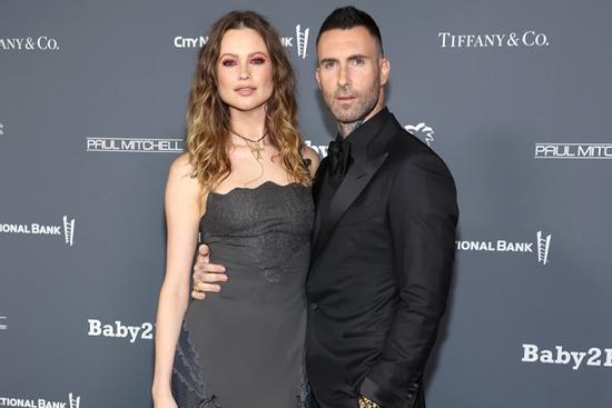 Adam Levine và vợ đón con thứ 3 sau scandal ngoại tình