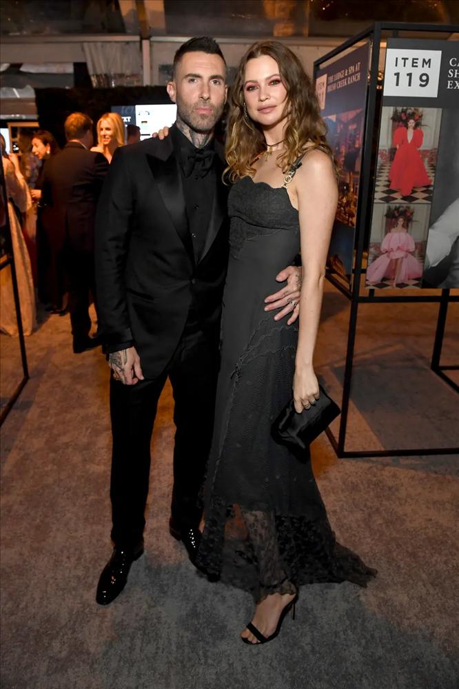 Adam Levine và vợ đón con thứ 3 sau scandal ngoại tình-1