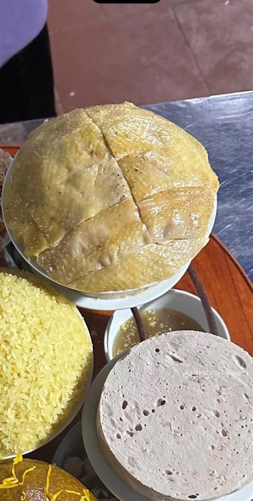 Mâm cỗ với đĩa thịt gây lú, là gà mà nhìn khác gì xôi-1