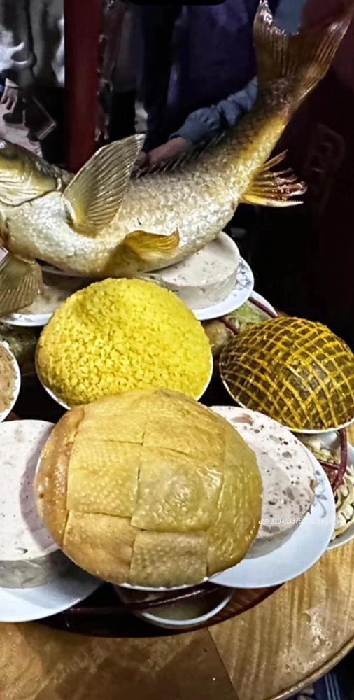 Mâm cỗ với đĩa thịt gây lú, là gà mà nhìn khác gì xôi-2