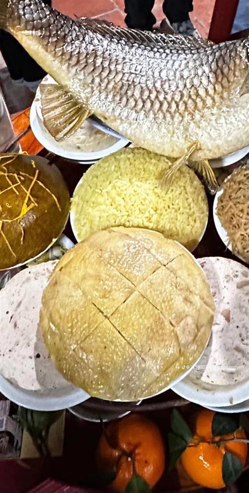 Mâm cỗ với đĩa thịt gây lú, là gà mà nhìn khác gì xôi-4