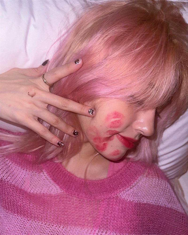 Jeon Somi đầy dấu son từ má đến cổ, người hôn là Giselle (aespa)?-2