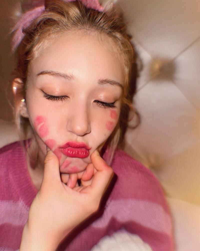Jeon Somi đầy dấu son từ má đến cổ, người hôn là Giselle (aespa)?-3