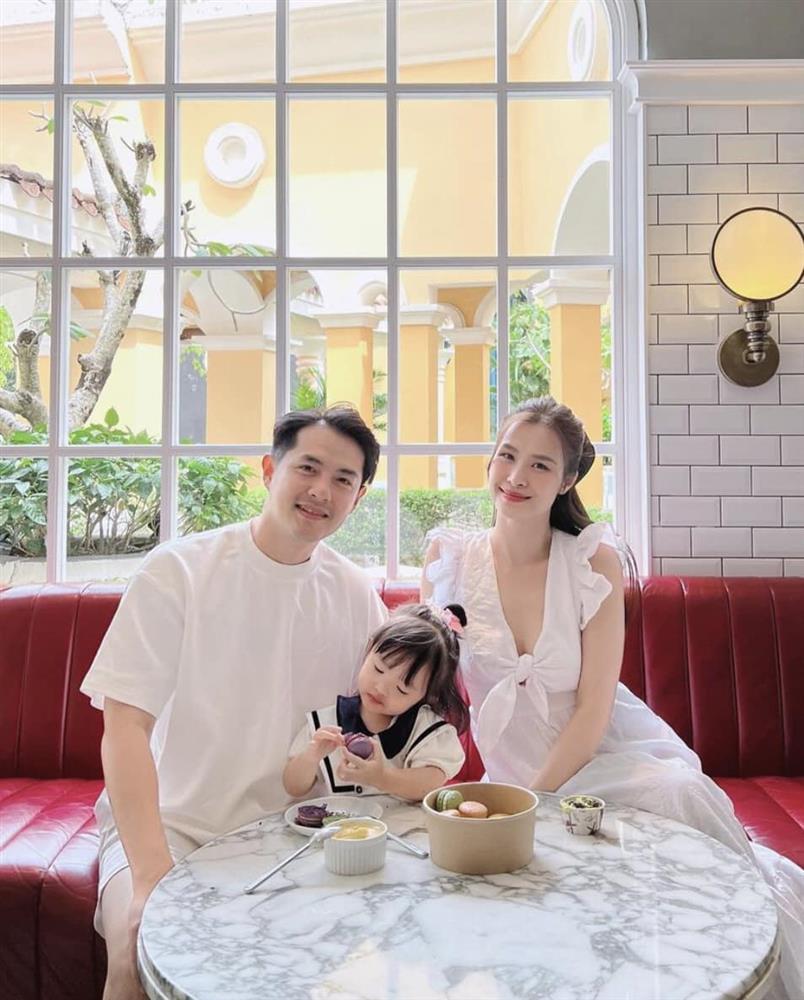 Showbiz Việt ngày 31/1: Bất ngờ ngoại hình con trai Hoàng Bách tuổi 16-6