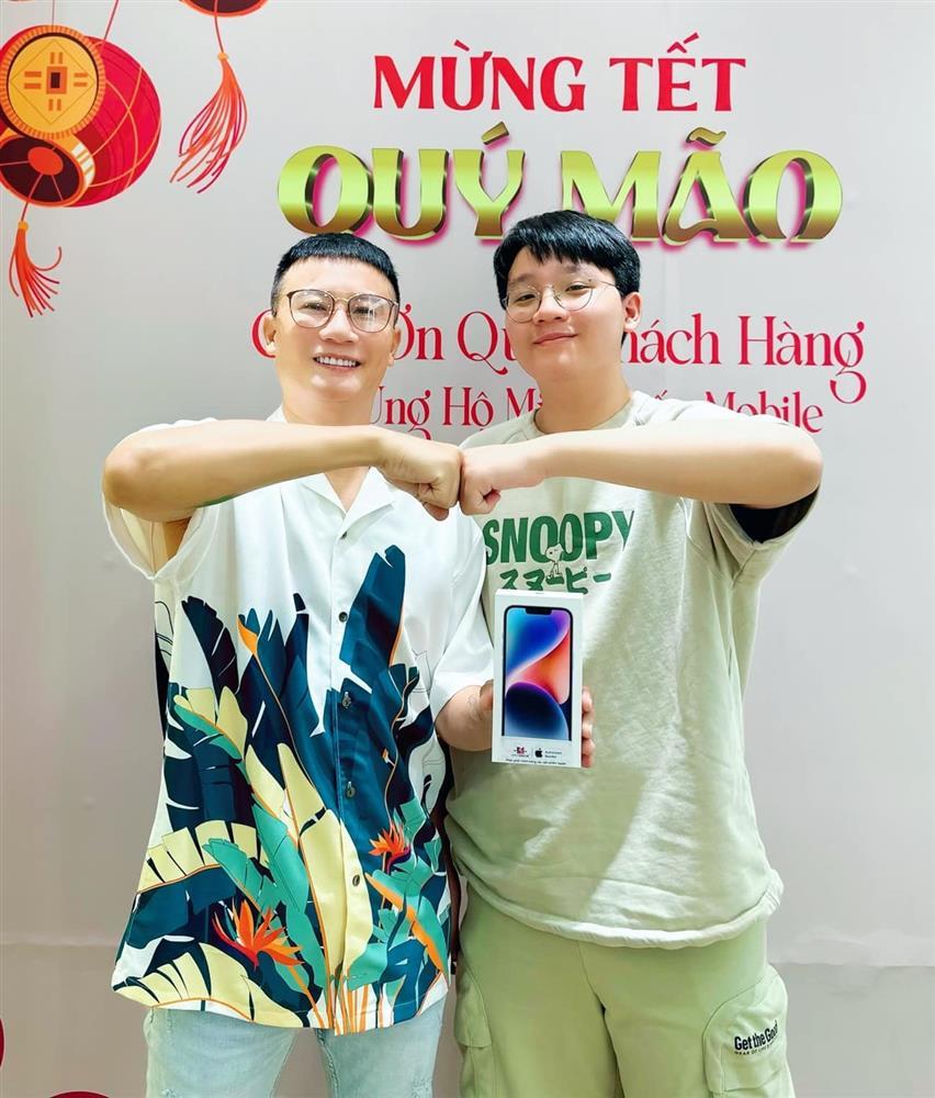 Showbiz Việt ngày 31/1: Bất ngờ ngoại hình con trai Hoàng Bách tuổi 16-1