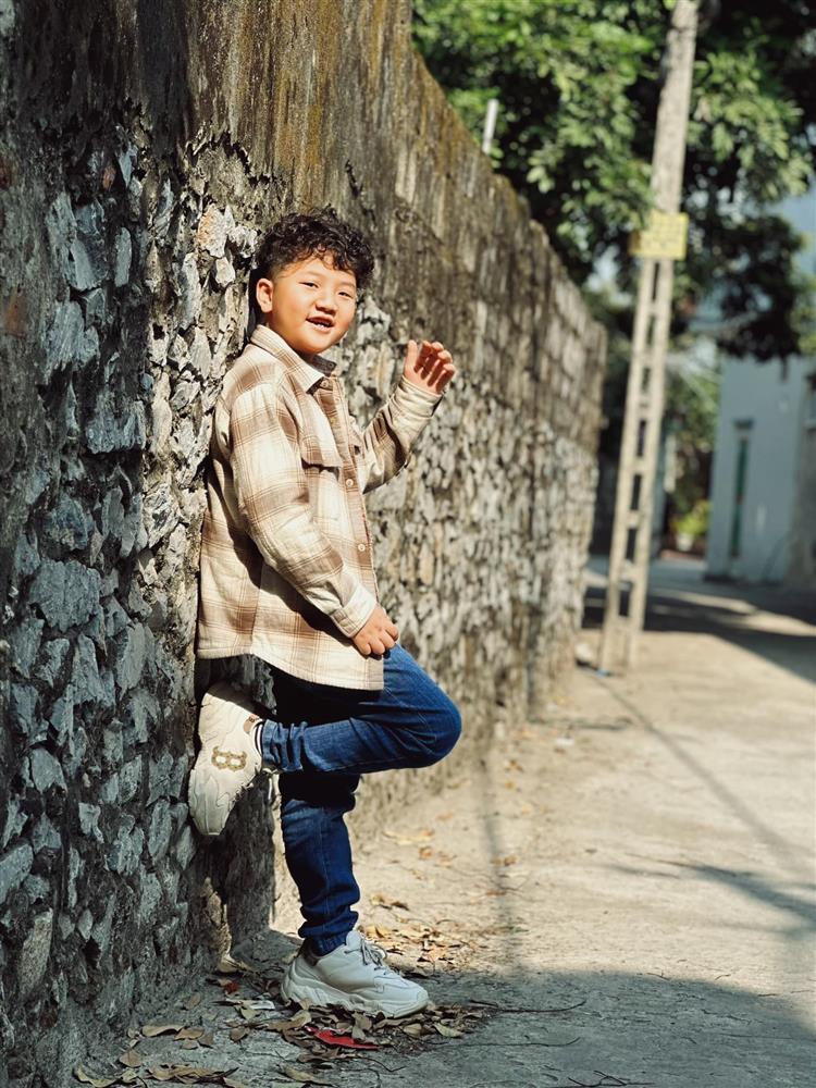 Showbiz Việt ngày 31/1: Bất ngờ ngoại hình con trai Hoàng Bách tuổi 16-10