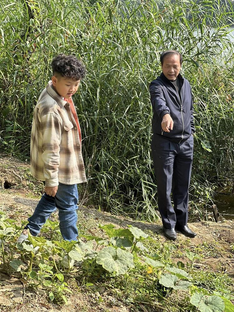 Showbiz Việt ngày 31/1: Bất ngờ ngoại hình con trai Hoàng Bách tuổi 16-11