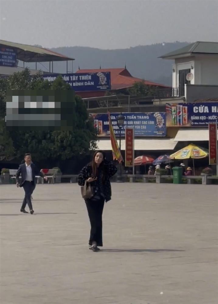 Đỗ Mỹ Linh đi chùa đầu năm cùng chồng bị chê xuề xòa-1
