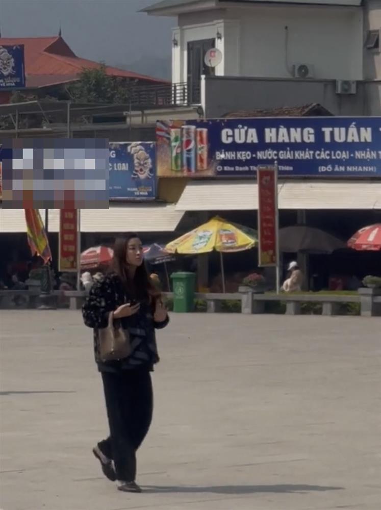 Đỗ Mỹ Linh đi chùa đầu năm cùng chồng bị chê xuề xòa-3