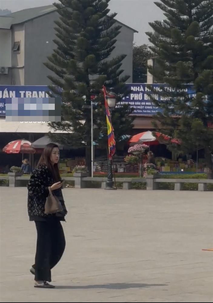 Đỗ Mỹ Linh đi chùa đầu năm cùng chồng bị chê xuề xòa-5