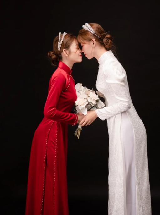 Ảnh cưới cực đẹp 2 cô gái trong đám cưới đang gây sốt MXH-10