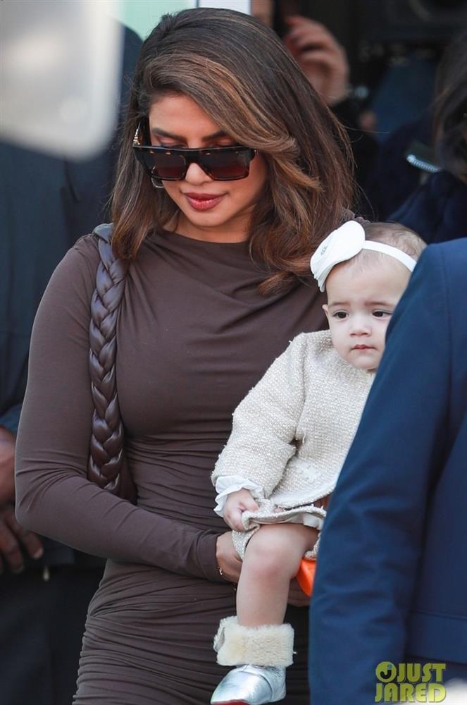 Con gái Hoa hậu Thế giới Priyanka Chopra lần đầu lộ diện-4
