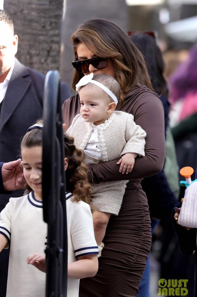 Con gái Hoa hậu Thế giới Priyanka Chopra lần đầu lộ diện-5