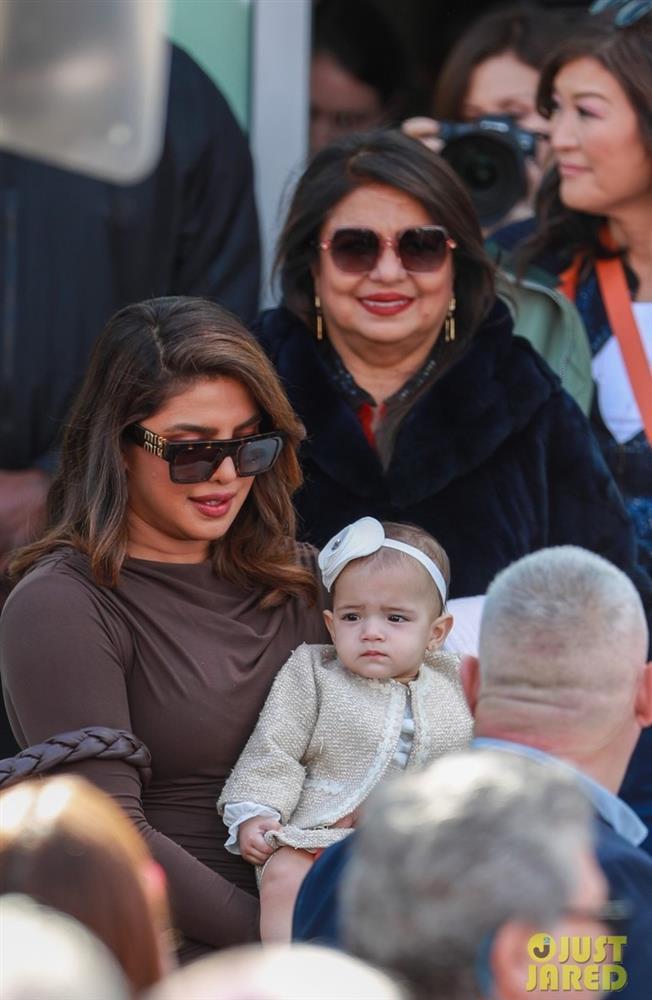 Con gái Hoa hậu Thế giới Priyanka Chopra lần đầu lộ diện-6