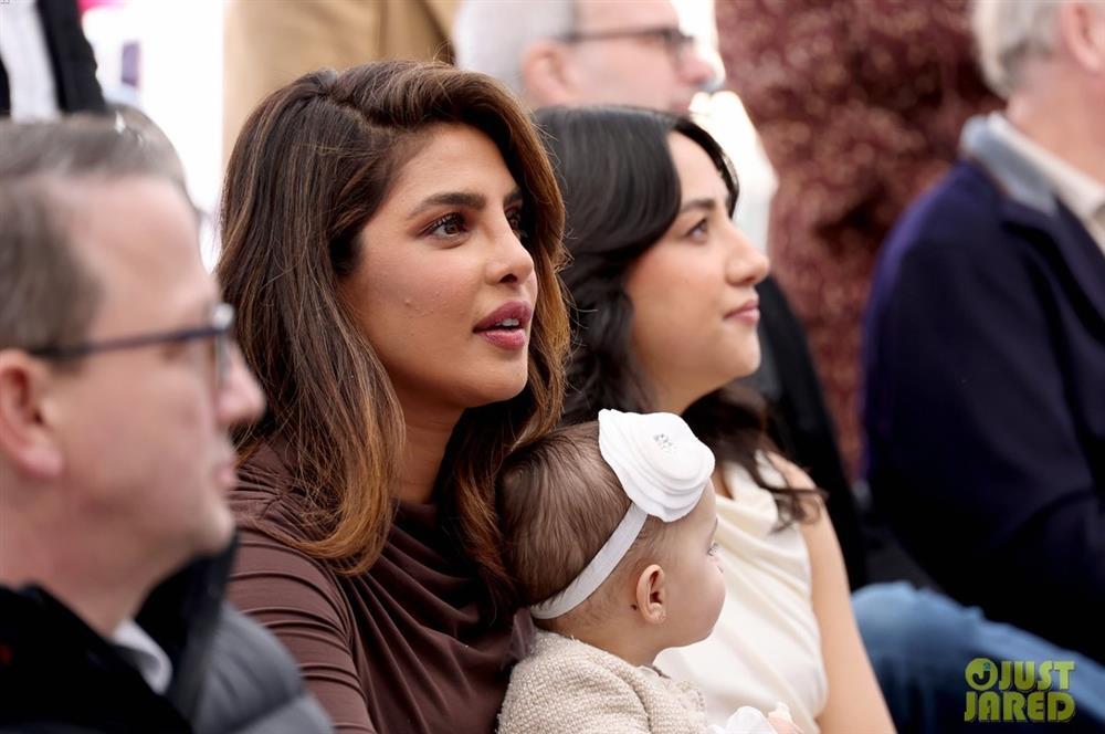 Con gái Hoa hậu Thế giới Priyanka Chopra lần đầu lộ diện-8