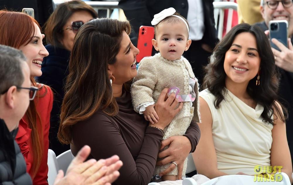 Con gái Hoa hậu Thế giới Priyanka Chopra lần đầu lộ diện-11