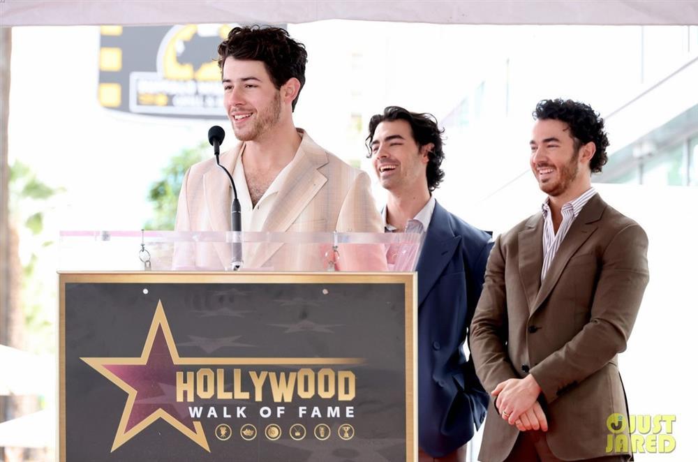 Con gái Hoa hậu Thế giới Priyanka Chopra lần đầu lộ diện-12