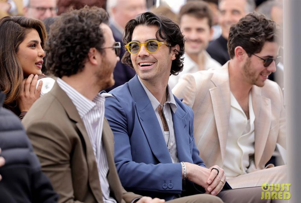 Con gái Hoa hậu Thế giới Priyanka Chopra lần đầu lộ diện-13