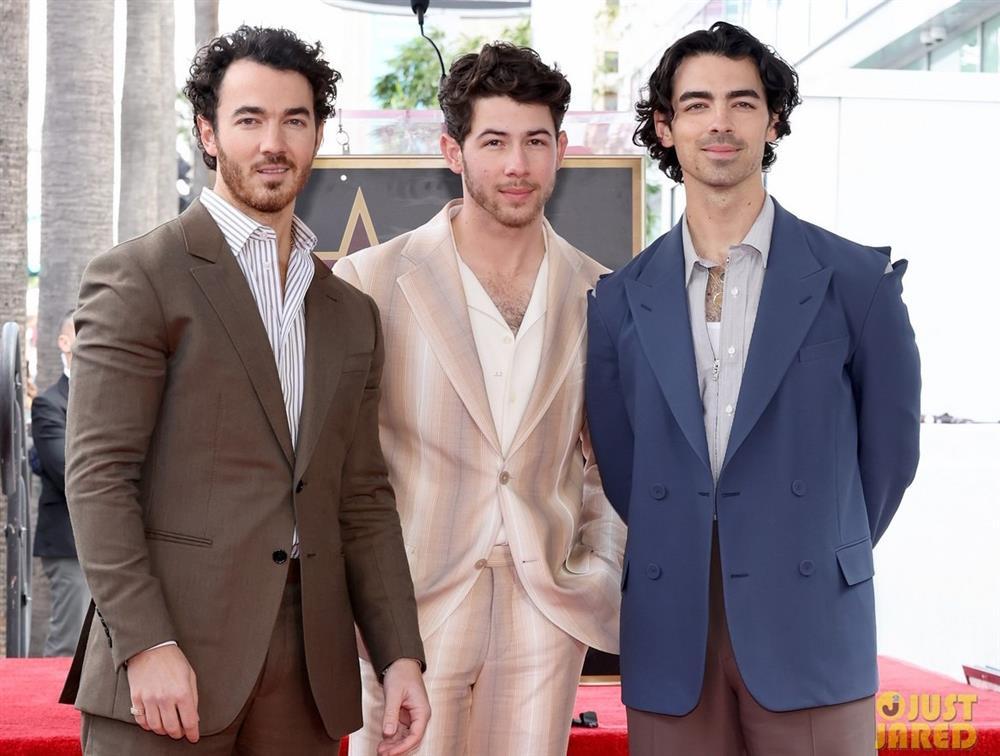 Con gái Hoa hậu Thế giới Priyanka Chopra lần đầu lộ diện-14