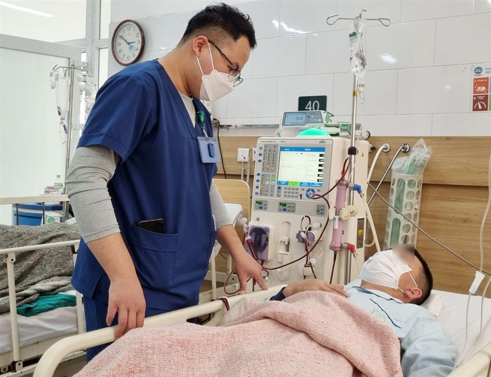 Sau chầu nhậu khai xuân, hàng loạt nam giới phải vào viện vì rượu rởm-1