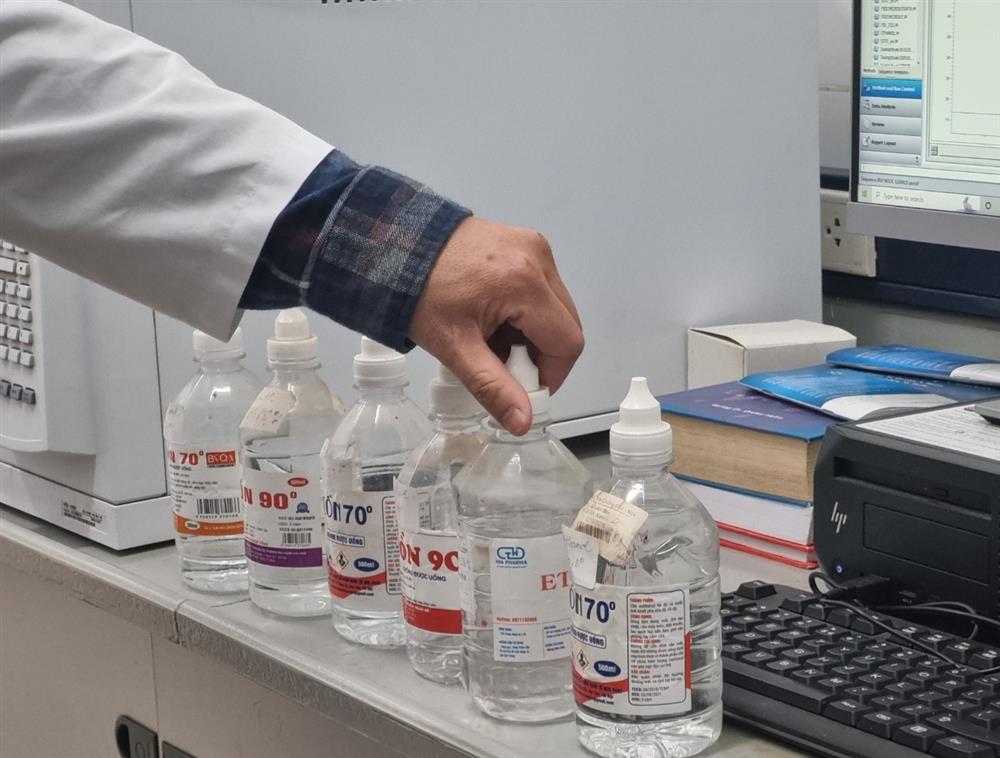 Sau chầu nhậu khai xuân, hàng loạt nam giới phải vào viện vì rượu rởm-3