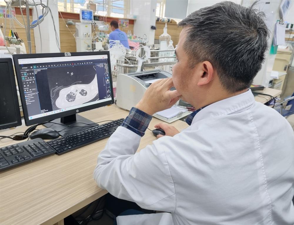 Sau chầu nhậu khai xuân, hàng loạt nam giới phải vào viện vì rượu rởm-4