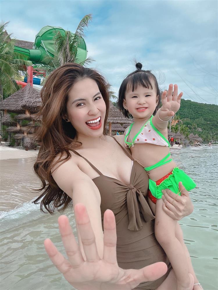 Con gái Jack hệt bố, chiếm spotlight khi đi biển cùng mẹ-1