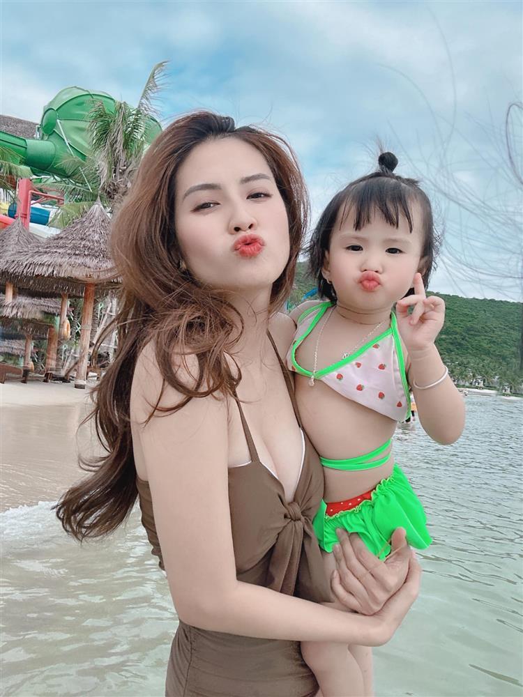 Con gái Jack hệt bố, chiếm spotlight khi đi biển cùng mẹ-4