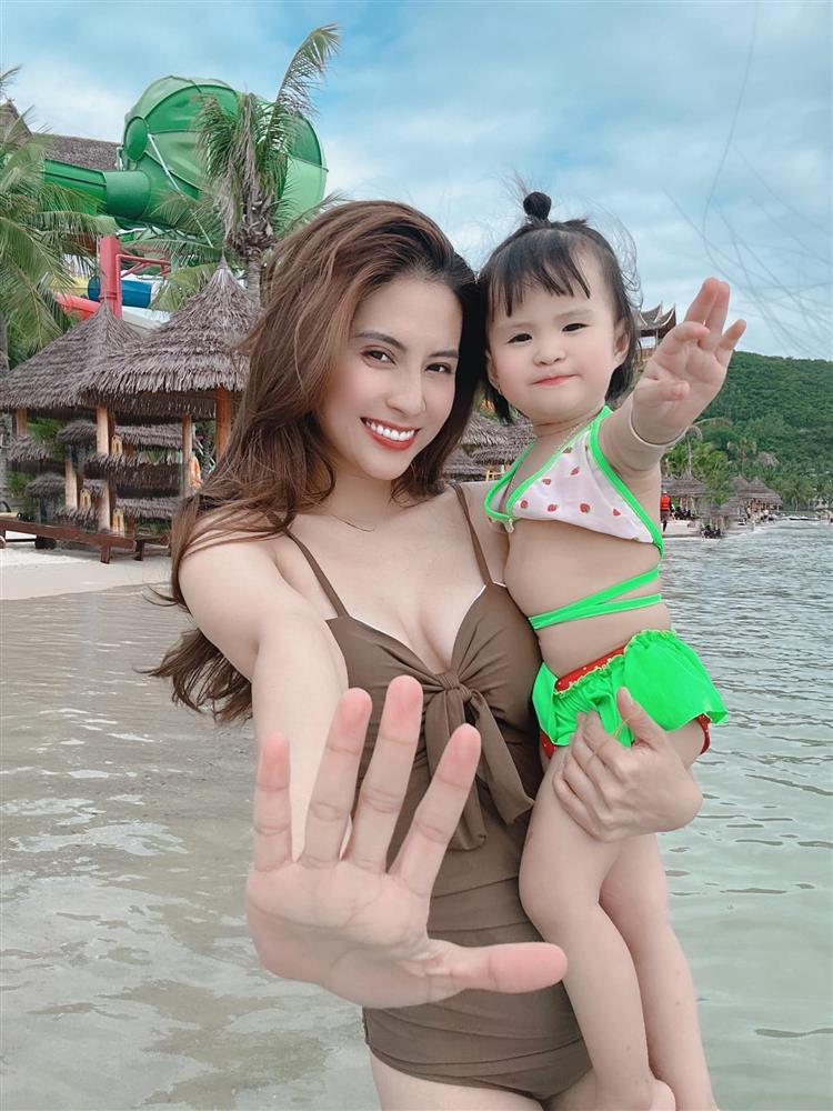 Con gái Jack hệt bố, chiếm spotlight khi đi biển cùng mẹ-2